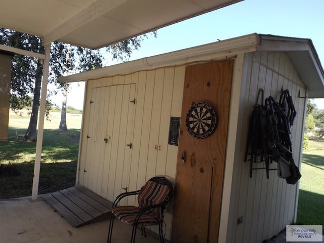 view of outdoor structure with a yard