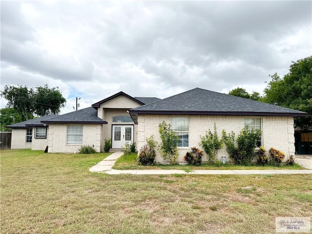 single story home featuring a front lawn