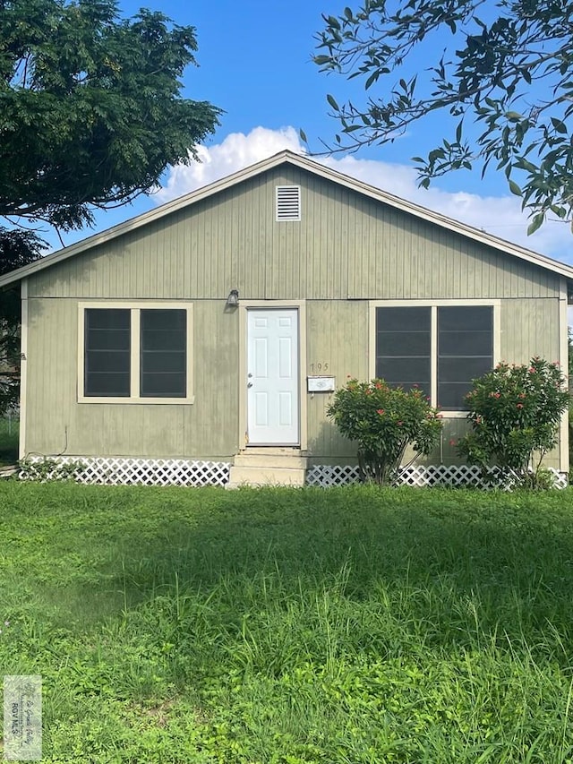 view of front facade featuring a front lawn