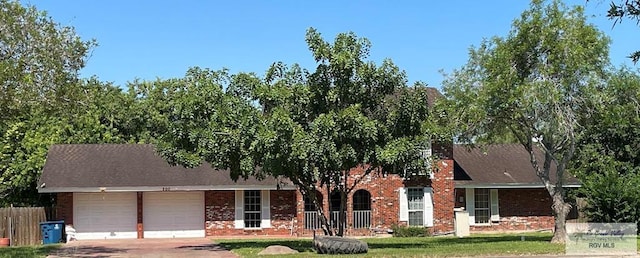 view of front of house featuring a front yard and a garage