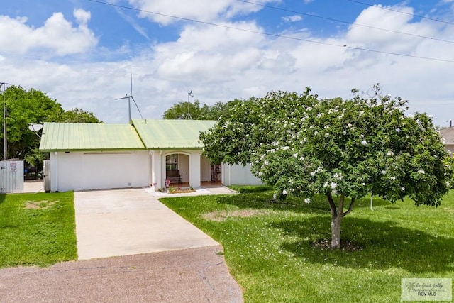 ranch-style house featuring a front lawn and a garage