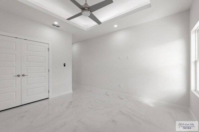 empty room featuring ceiling fan