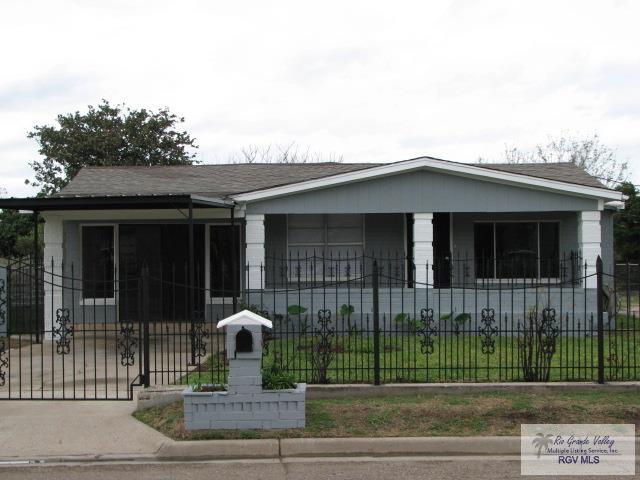 view of front of property featuring a fenced front yard