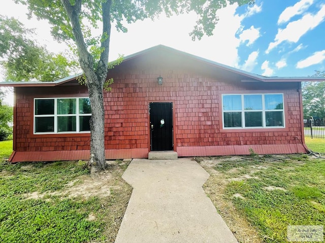 ranch-style home with a front yard