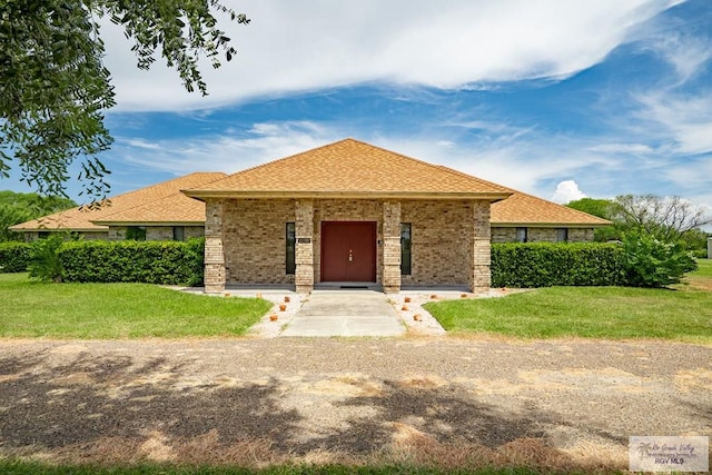 view of front facade featuring a front lawn