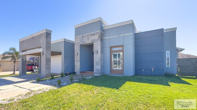 view of front facade with a front yard and stucco siding