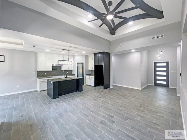 1271 Bridle Way, San Benito, TX 78586 - kitchen with a tray ceiling, open floor plan, baseboards, and recessed lighting
