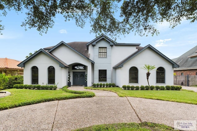 view of front of house featuring a front yard