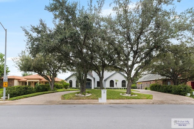 view of front facade with a front yard