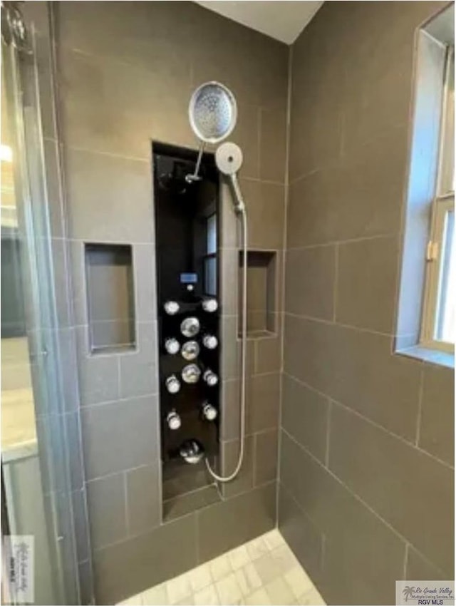 full bathroom featuring tiled shower