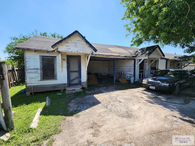 view of front of house featuring fence and driveway