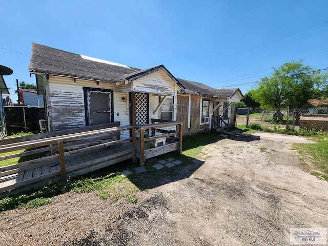 view of front of property featuring fence