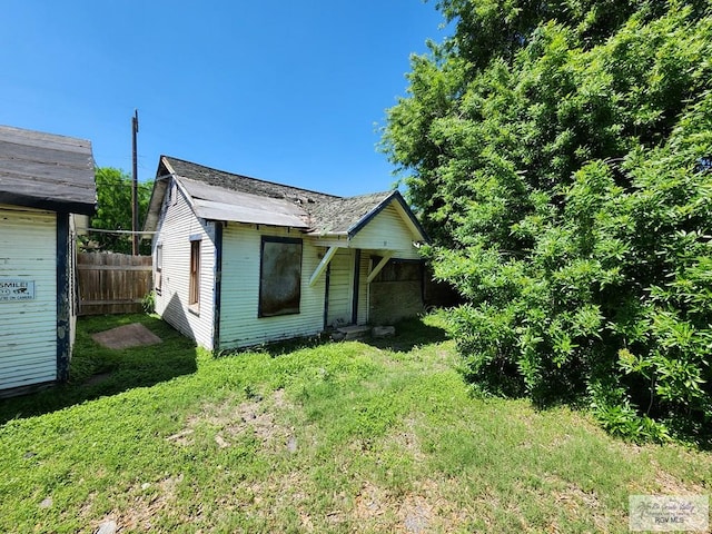 view of front of property featuring a front yard and fence