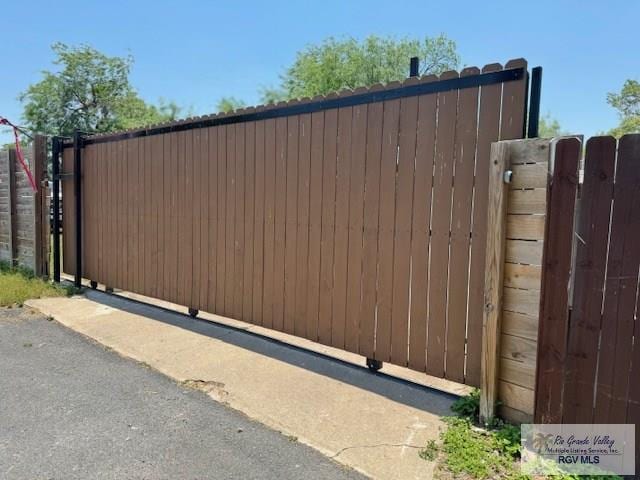 1875 Sancho Panza Cir, Brownsville, TX 78521 - gate with fence