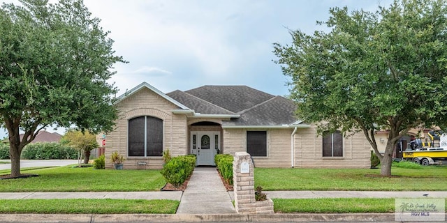 view of front of home featuring a front yard