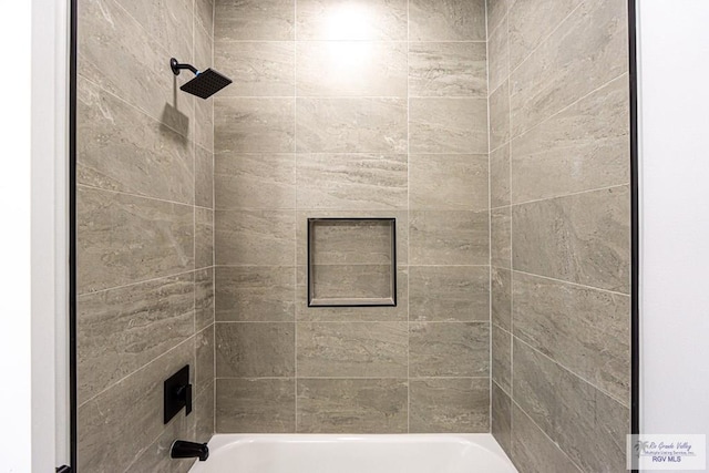 bathroom with tiled shower / bath combo