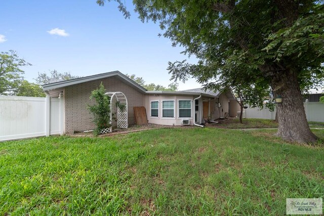 ranch-style house featuring a front yard