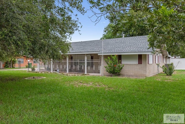 view of front of property featuring a front lawn