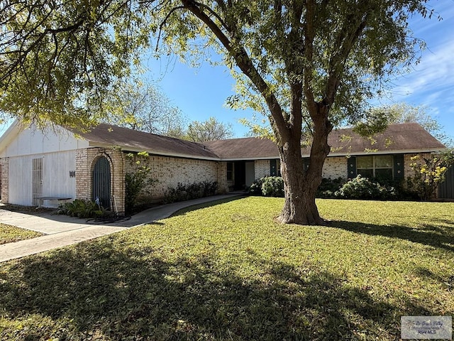 ranch-style home featuring a front yard