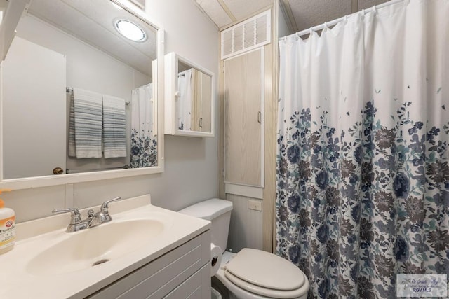 full bathroom with toilet, a shower with curtain, visible vents, and vanity