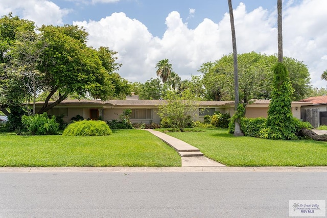 single story home with a front yard