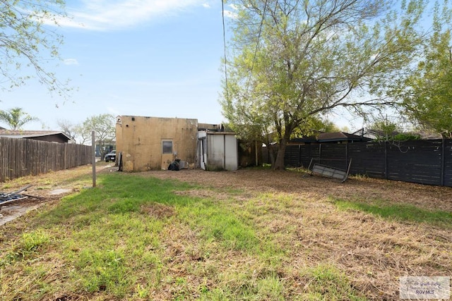 view of yard featuring a storage unit