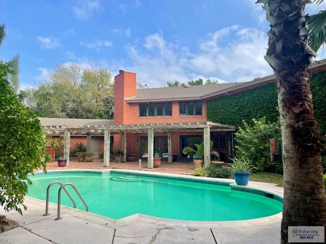 view of swimming pool