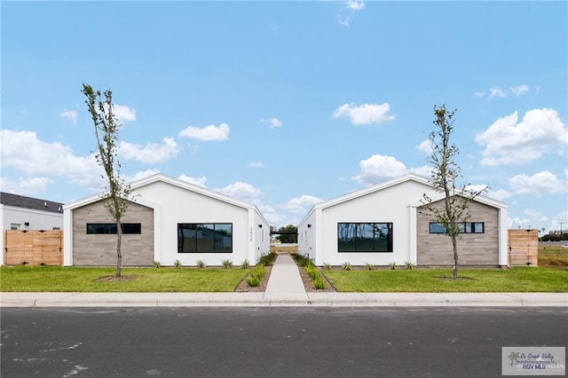 modern inspired farmhouse featuring a front yard