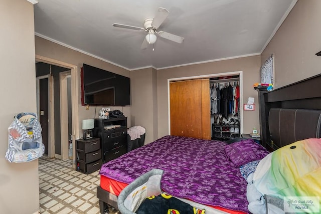 bedroom with ornamental molding, a closet, a ceiling fan, and light floors
