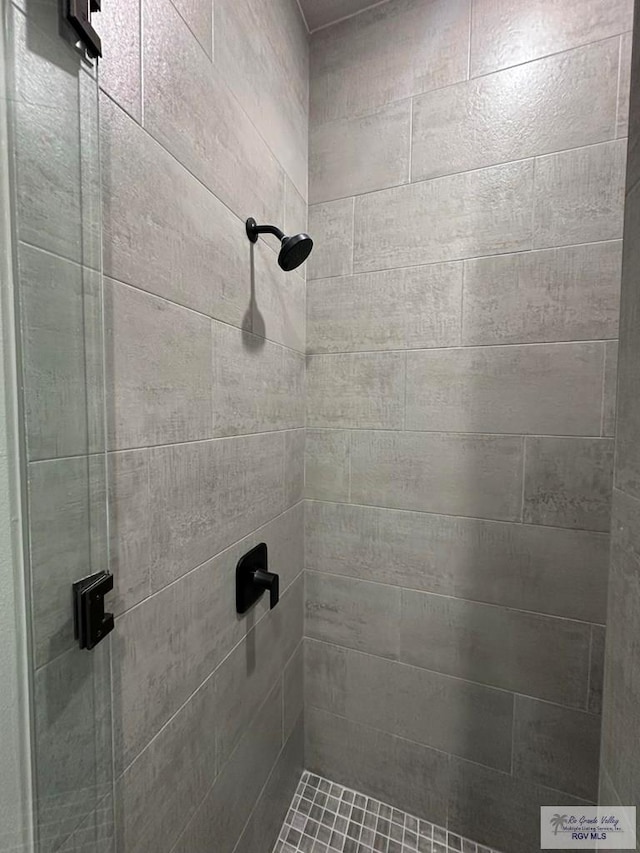 bathroom featuring a tile shower