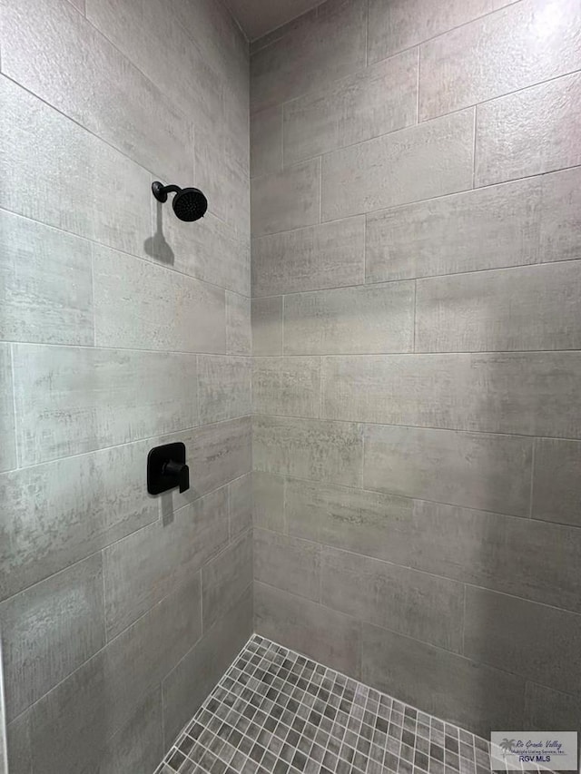 bathroom featuring a tile shower