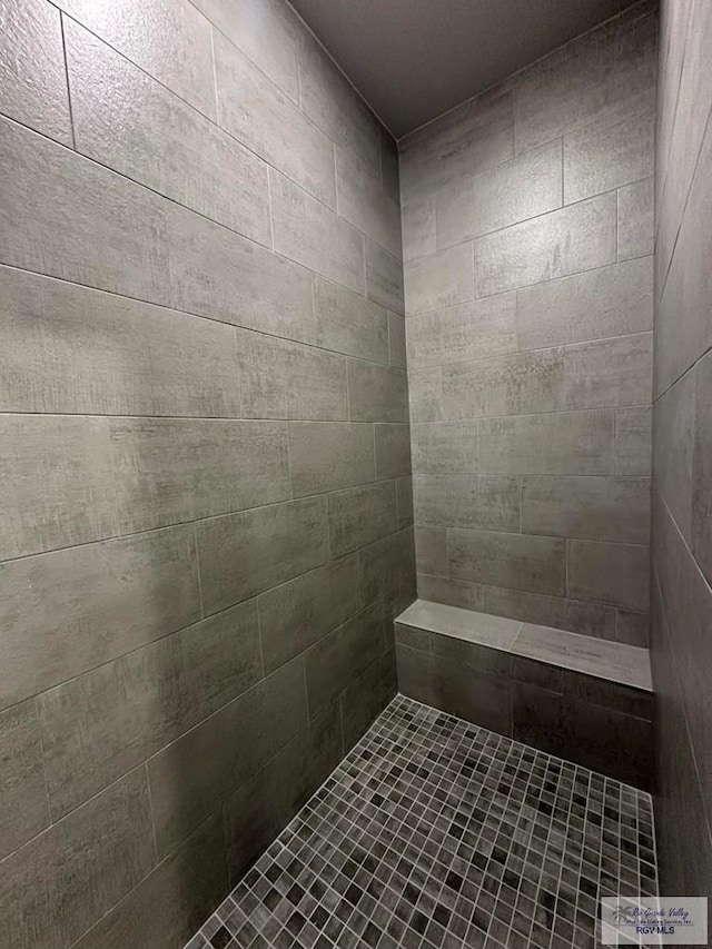 bathroom featuring tiled shower