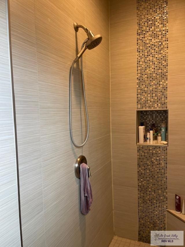 bathroom featuring tiled shower