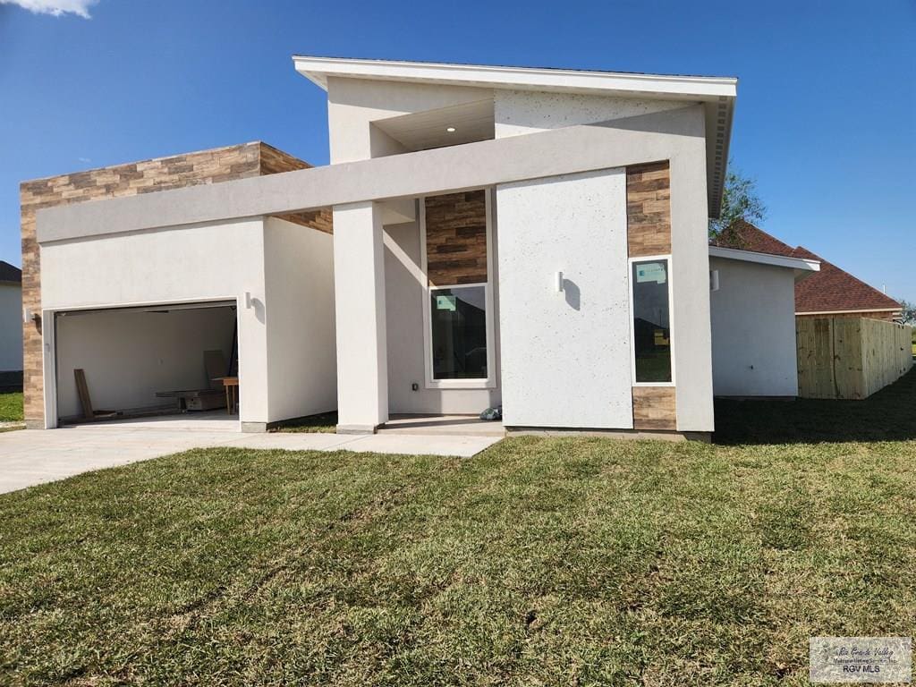 back of house featuring a lawn