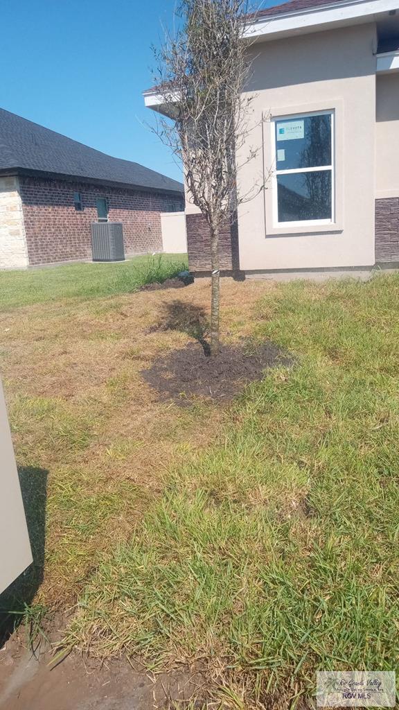6214 Bentwood Dr, Harlingen, TX 78552 - view of grassy yard