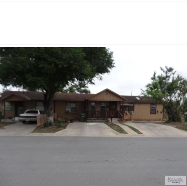 ranch-style house with covered porch