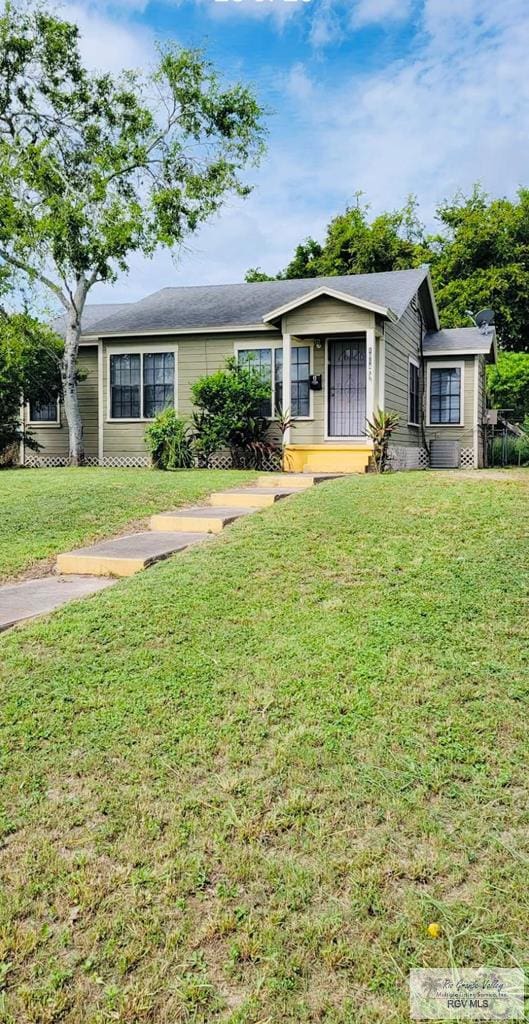 ranch-style house featuring a front yard