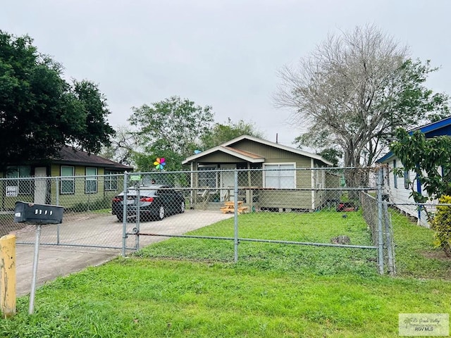 bungalow featuring a front lawn