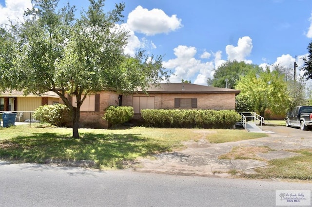 ranch-style house featuring a front lawn