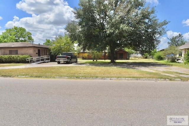 view of front facade with a front lawn