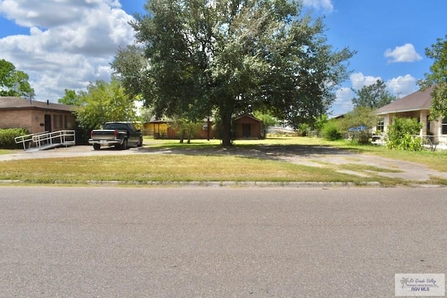 view of front of property featuring a front lawn