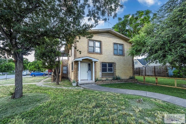 view of front facade featuring a front yard