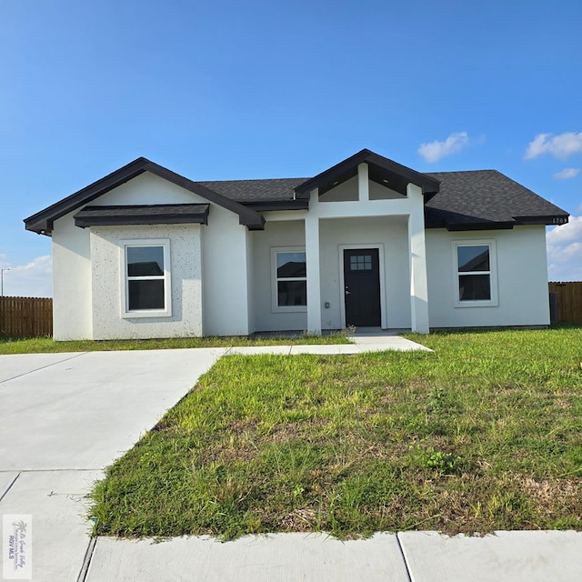 view of front facade featuring a front yard