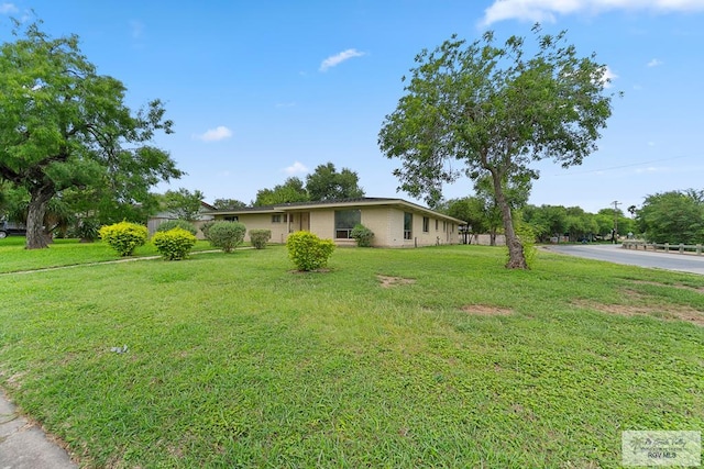 view of front of property featuring a front yard