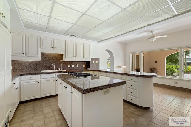 1700 Tesoro Ave, Rancho Viejo, TX 78575 - kitchen with a sink, a kitchen island, cooktop, tile countertops, and a peninsula