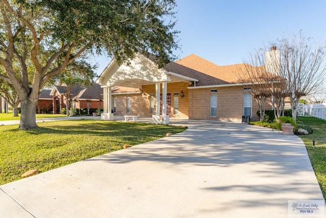 single story home featuring a front lawn