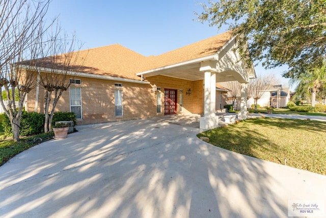 view of front facade featuring a front yard