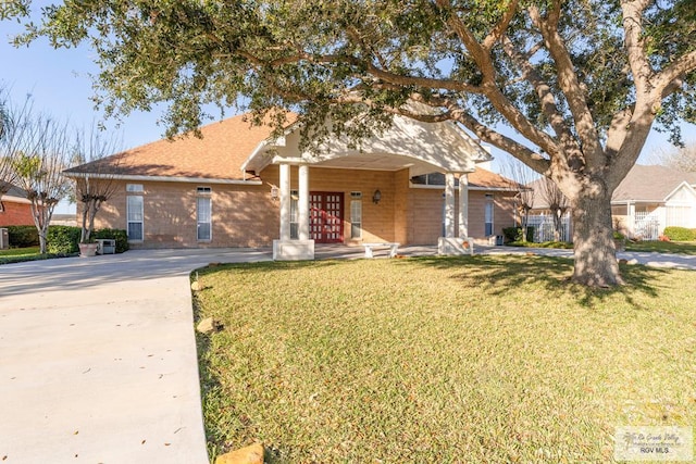 view of front of property featuring a front lawn