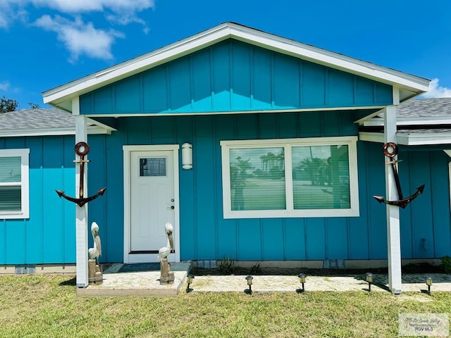 view of front of home with a front yard