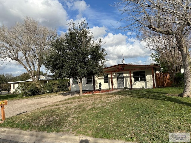 view of front of property featuring a front yard